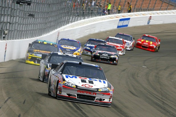 NASCAR, 2012 Kobalt Tools 400, Стюарт лидирует