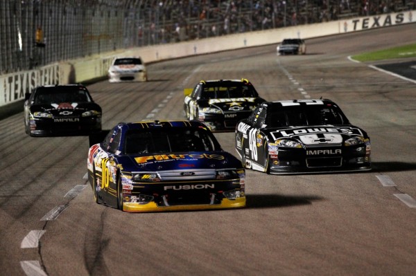 NASCAR, 2012 Samsung Mobile 500, Грег Биффл и Джимми Джонсон, Борьба за победу