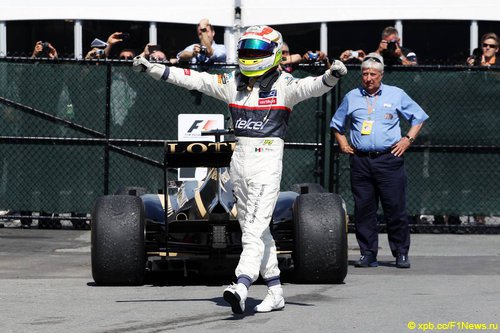 Formula-1, Гран При Канады 2012, Серхио радуется своему третьему месту в гонке. Formula-1, Гран При Канады 2012, Серхио радуется своему третьему месту в гонке.