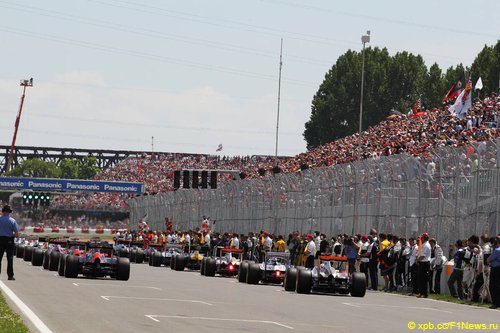 Formula-1, Гран При Канады 2012, гонщики стартуют на прогревочный круг. Formula-1, Гран При Канады 2012, гонщики стартуют на прогревочный круг.