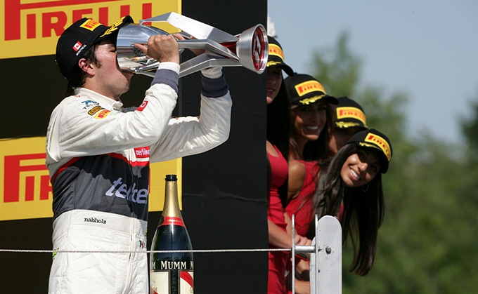 Formula-1, Гран При Канады 2012, Девушки наблюдают за тем как Серхио спивается:D Formula-1, Гран При Канады 2012, Девушки наблюдают за тем как Серхио спивается:D