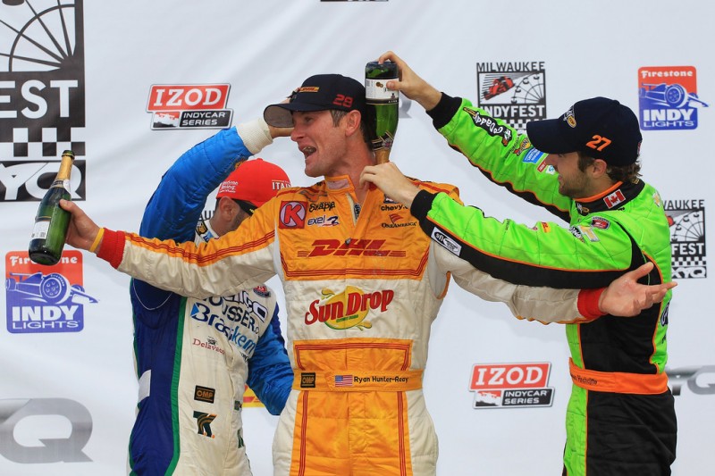 Подиум 2012 Milwaukee IndyFest: Райан Хантер-Рей, Тони Канаан, Джеймс Хинчклифф Подиум 2012 Milwaukee IndyFest: Райан Хантер-Рей, Тони Канаан, Джеймс Хинчклифф