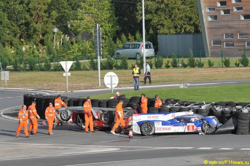 24 часа Ле Мана 2012, страшная авария П. Пезанини и Э. Девитсона. 24 часа Ле Мана 2012, страшная авария П. Пезанини и Э. Девитсона.