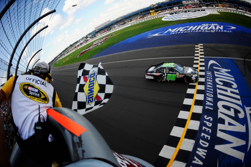 Джуниор побеждает в 2012 Quicken Loans 400