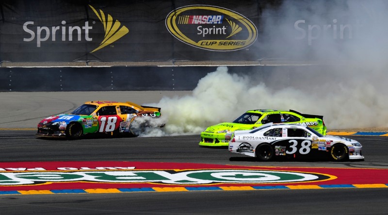 NASCAR, 2012 Toyota/Save Mart 350, Кайл Буш и Пол Менард перед финишем