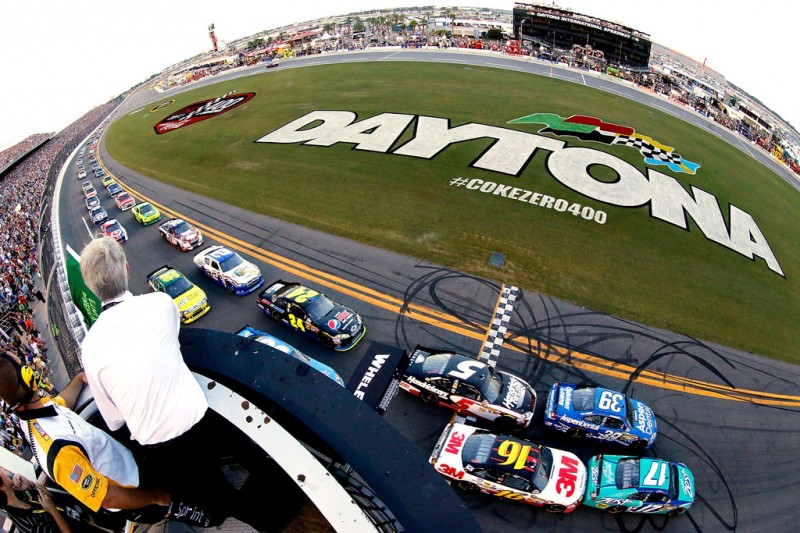 NASCAR, 2012 Coke Zero 400 Powered by Coca-Cola, Green Flag.