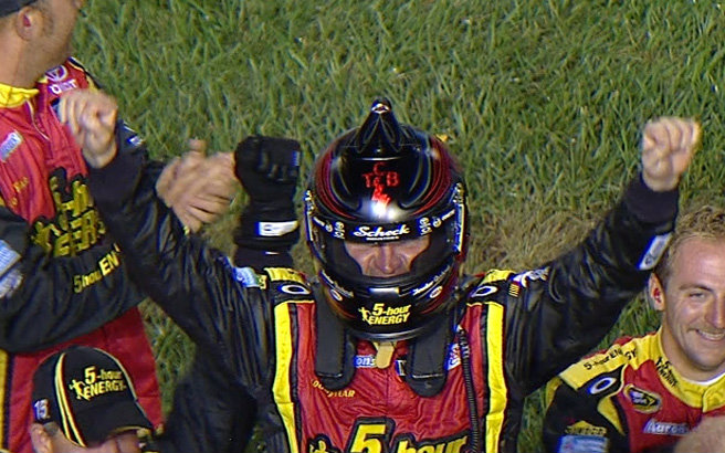 Bowyer wins, Gordon in. Clint Bowyer gambled on fuel and won on a rainy night at Richmond. Jeff Gordon rallied to finish second and grab the final wild-card spot.