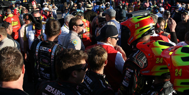 Bowyer, Gordon feud escalates into brawl. Fight breaks about between respective crews after late-race wreck at Phoenix. Tensions were high following a late-race collision between Jeff Gordon and Clint Bowyer in the AdvoCare 500 at Phoenix.
