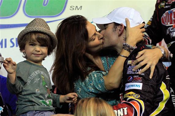 Jeff Gordon gets a kiss from his wife after winning the season-ending 