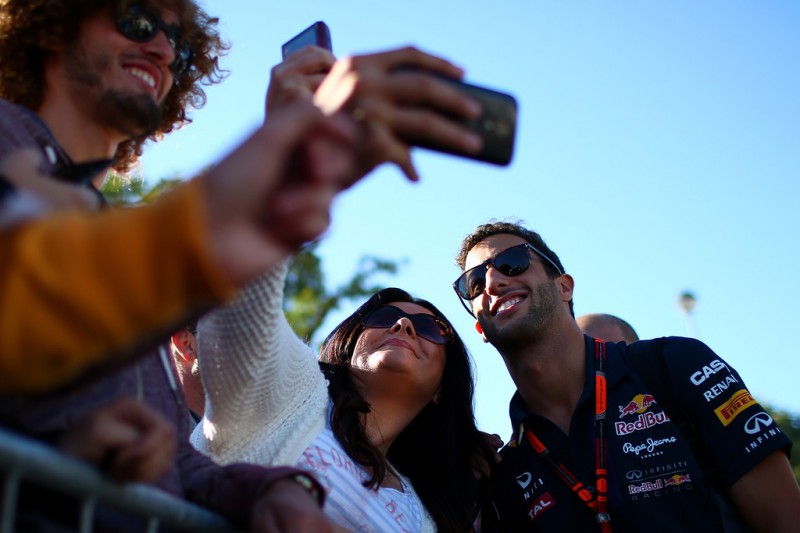 Daniel Ricciardo of Australia and Infiniti Red Bull Racing poses with fans as he arrives for the Formula One Grand Prix of Italy at Autodromo di Monza on September 6, 2015 in Monza, Italy. Daniel Ricciardo of Australia and Infiniti Red Bull Racing poses with fans as he arrives for the Formula One Grand Prix of Italy at Autodromo di Monza on September 6, 2015 in Monza, Italy.