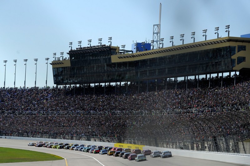 A general view of the action during the NASCAR Sprint Cup Series Hollywood Casino 400 at Kansas Speedway on October 18, 2015 in Kansas City, Kansas. A general view of the action during the NASCAR Sprint Cup Series Hollywood Casino 400 at Kansas Speedway on October 18, 2015 in Kansas City, Kansas.