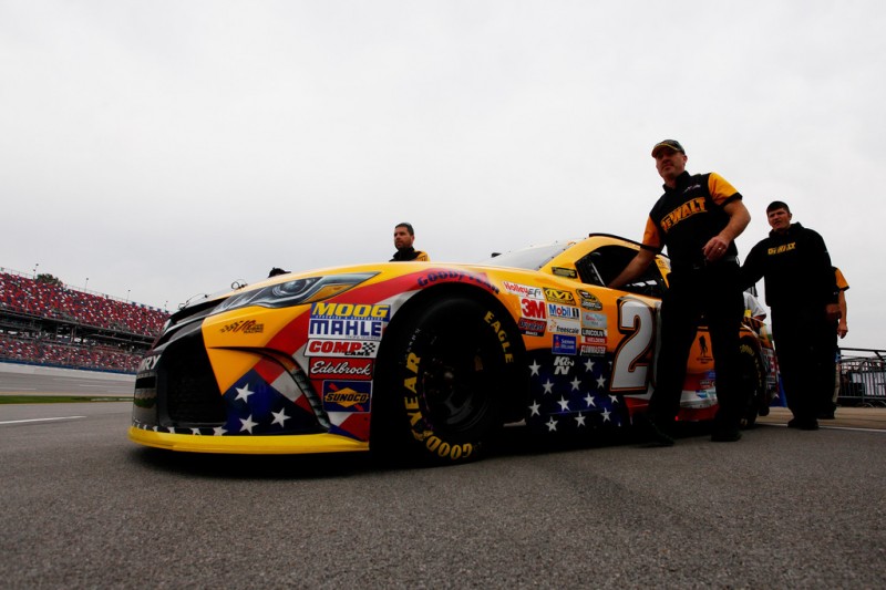 Crew members push the car of Matt Kenseth, driver of the #20 DeWalt Toyota, on the grid prior to the NASCAR Sprint Cup Series CampingWorld.com 500 at Talladega Superspeedway on October 25, 2015 in Talladega, Alabama. Crew members push the car of Matt Kenseth, driver of the #20 DeWalt Toyota, on the grid prior to the NASCAR Sprint Cup Series CampingWorld.com 500 at Talladega Superspeedway on October 25, 2015 in Talladega, Alabama.