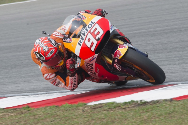 Marc Marquez of Spain and Repsol Honda Team rounds the bend during the MotoGP race during the MotoGP Of Malaysia at Sepang Circuit on October 25, 2015 in Kuala Lumpur, Malaysia. Marc Marquez of Spain and Repsol Honda Team rounds the bend during the MotoGP race during the MotoGP Of Malaysia at Sepang Circuit on October 25, 2015 in Kuala Lumpur, Malaysia.