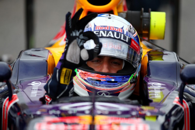 Daniel Ricciardo of Australia and Infiniti Red Bull Racing signals to his team from his car on the grid before the United States Formula One Grand Prix at Circuit of The Americas on October 25, 2015 in Austin, United States. Daniel Ricciardo of Australia and Infiniti Red Bull Racing signals to his team from his car on the grid before the United States Formula One Grand Prix at Circuit of The Americas on October 25, 2015 in Austin, United States.