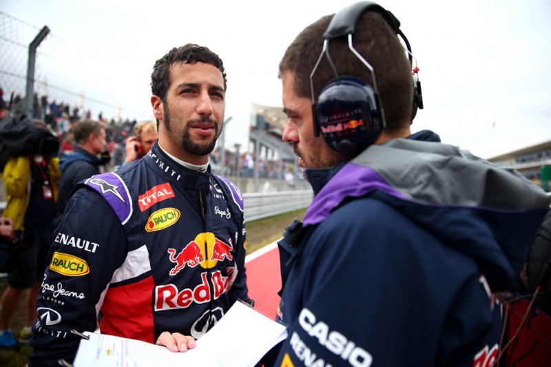 Daniel Ricciardo of Australia and Infiniti Red Bull Racing speaks with engineer Guillaume Rocquelin on the grid before the United States Formula One Grand Prix at Circuit of The Americas on October 25, 2015 in Austin, United States. Daniel Ricciardo of Australia and Infiniti Red Bull Racing speaks with engineer Guillaume Rocquelin on the grid before the United States Formula One Grand Prix at Circuit of The Americas on October 25, 2015 in Austin, United States.