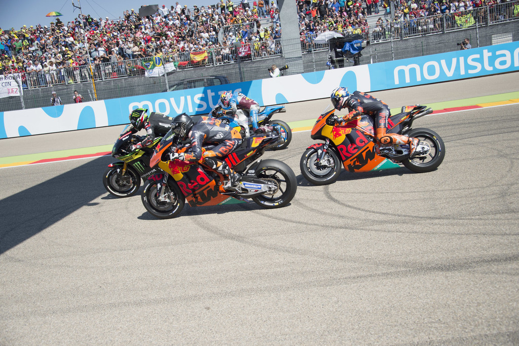 The MotoGP riders start from the grid during the MotoGP race during the MotoGP of Aragon - Race at Motorland Aragon Circuit on September 24, 2017 in Alcaniz, Spain. The MotoGP riders start from the grid during the MotoGP race during the MotoGP of Aragon - Race at Motorland Aragon Circuit on September 24, 2017 in Alcaniz, Spain.